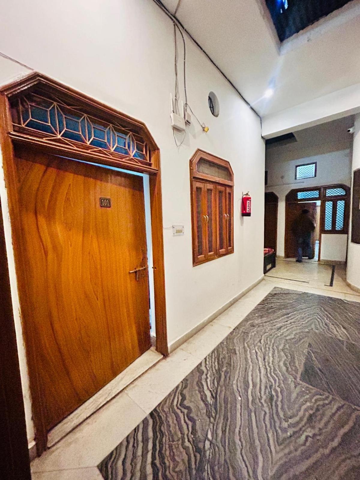 Agrawal Inn Guest House Матхура Экстерьер фото